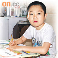 慶仔在家不時會取出書本，閱讀老師曾教授的數篇文章。