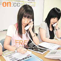 Mandie（左）表示擔任「同您心」義工後，令她更體諒家長「陪放榜」的心情。右為大坑坊眾福利會大坑青年中心副主任杜綺雯。
