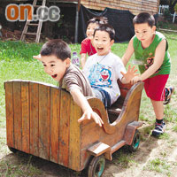 木頭車只用簡單木塊製作而成，已足令小朋友玩得樂上半天。