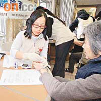 護士義工隊即場為長者作健康檢測，讓長者更了解健康之道。