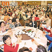 逾一千名長者及低收入家庭在席間互相祝酒，藉以宣揚敬老護老訊息。