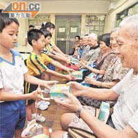 今年的月餅送贈活動共有近六千人受惠。	黃仲民攝