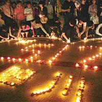 上海市民燃點燭光悼念地震遇難者。	美聯社圖片