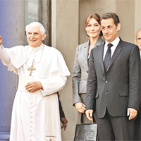 布魯尼（中）出言抨擊教宗（左），被指令薩爾科齊蒙羞。 Getty Images