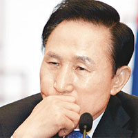 據悉李明博得悉盧武鉉死訊後不發一言。	Getty Images