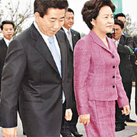 盧武鉉當年與夫人權良淑一起步行越過三八線。	資料圖片