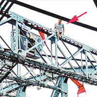 阿伯（箭嘴示）把包工頭推下橋，包工頭跌落消防員架設的氣墊上。	資料圖片