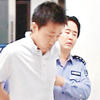 警員拘捕一名疑犯。	（新華社）