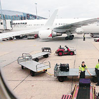 澳航被指在航機超重下將乘客行李搬下機。 資料圖片