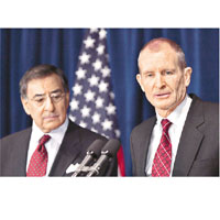 國家情報總監布萊爾（右）提出自行委任代表駐守海外使館，中情局長帕內塔（左）大力反對。	資料圖片