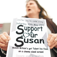 在博伊爾老家，居民展示支持她的海報。(Getty Images圖片）