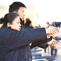 警員在北京警察學院試用左輪手槍。	資料圖片