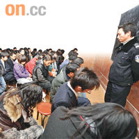 內地近年屢破大型傳銷窩點。圖為青海西寧警方去年搗破傳銷培訓場所。	資料圖片