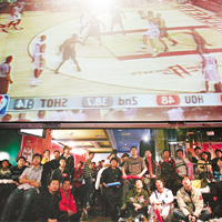 內地球迷透過投影機觀看NBA球賽。	資料圖片