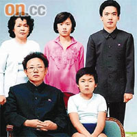 有報道指金正男或會流亡中國。圖為金正日（前左）的家族舊照，其身旁的是金正男。	資料圖片