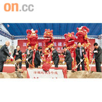 許宗衡（右三）曾出席深圳地鐵五號線工程的奠基儀式。	資料圖片