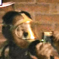 消防員戴上防毒面具進入現場蒐證。（電視圖片）