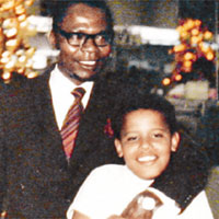 年幼時的奧巴馬（右）與父親的一幀合照。	（美聯社圖片)