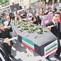 示威者抬着假棺材遊行，悼念被殺的伊朗示威者。(Getty Images圖片）