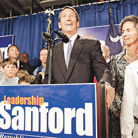 桑福德○六年連任州長時與妻子（右二）和兒子分享喜悅。（資料圖片）