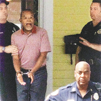 蓋茨（左二）當日在寓所被捕，鬧出種族風波。	資料圖片
