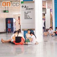 深圳有市民在地鐵站歎冷氣。	黃少君攝