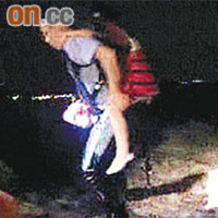 台北野柳救援人員救出受困釣客。