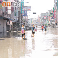 屏東縣林邊鄉民眾涉水而行。	張偉御攝