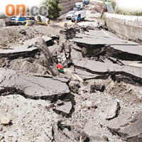 甲仙鄉對外道路崩塌，車輛無法通行。	張偉御攝