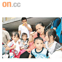 高雄桃源鄉災民謝太太苦等多日，終於和失散四名子女團聚。	張偉御攝	