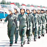 中國空軍首批殲擊機女機師展示新裝備。