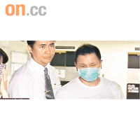 死者兒子王軒中（右）神情哀傷。	電視圖片