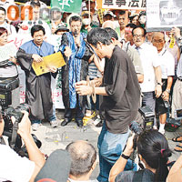 扁迷表演街頭劇諷刺馬英九政治迫害阿扁。	本報台北傳真