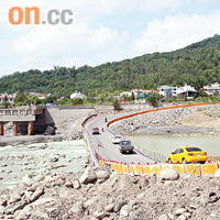 當局於斷裂的高雄甲仙橋旁興建道路供災民出入。	張偉御攝