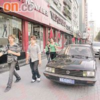 烏魯木齊市面逐漸回復正常，商店開門營業，市民如常外出。	本報烏魯木齊圖片