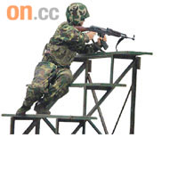 戰術訓練包括學習使用槍械。