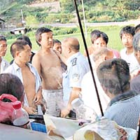 村民包圍旅巴