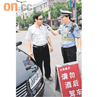 內地警方近期嚴打酒後駕駛行為，截查司機測試酒精含量。	資料圖片