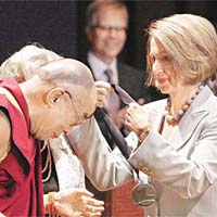 眾議院議長佩洛茜（右）向達賴頒發人權獎。美聯社圖片