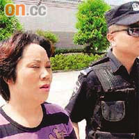 謝才萍（左）曾被揭發包養十六名年輕男子。 資料圖片