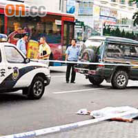 蔡姓港漢遇害後伏屍在馬路中心。	資料圖片