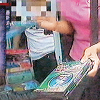 廣州商販公然在街頭兜售老翻Win7。	電視圖片