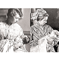 英王喬治六世的妹妹瑪麗公主（左）與她的姪孫女安妮公主（右）側面十分相似，就連手抱嬰兒的神態也十足十。