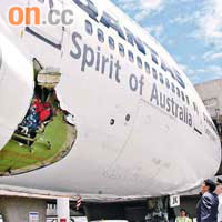 澳航近年屢次發生航機安全問題。圖為去年澳航一客機在空中「爆肚」，機身裂開大洞。	資料圖片