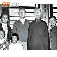 1955年從美回國與家人在滬合照