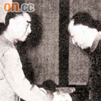 與周恩來握手