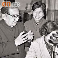 一九九○年，貝時璋（左）在指導研究工作。