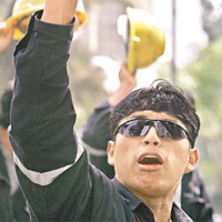 受僱中資企業的秘魯礦工，前年在利馬罷工，抗議公司的勞工安排。	資料圖片