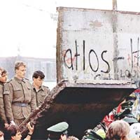 拆毀柏林圍牆，促成分裂四十五年的東西德統一。	資料圖片