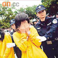 深圳早前押嫖客及妓女示眾，引來輿論痛批。	資料圖片